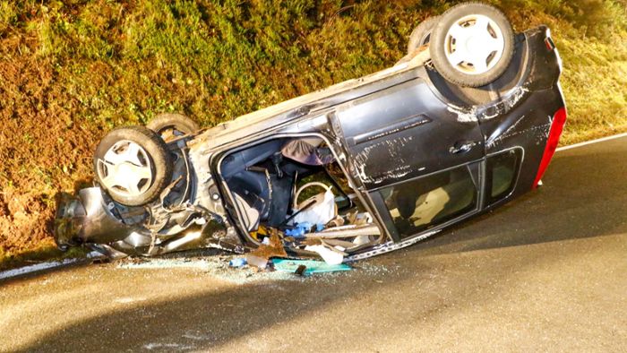 Auto überschlägt sich: Schwerverletzter bei Unfall zwischen Bad Wildbad und Meistern