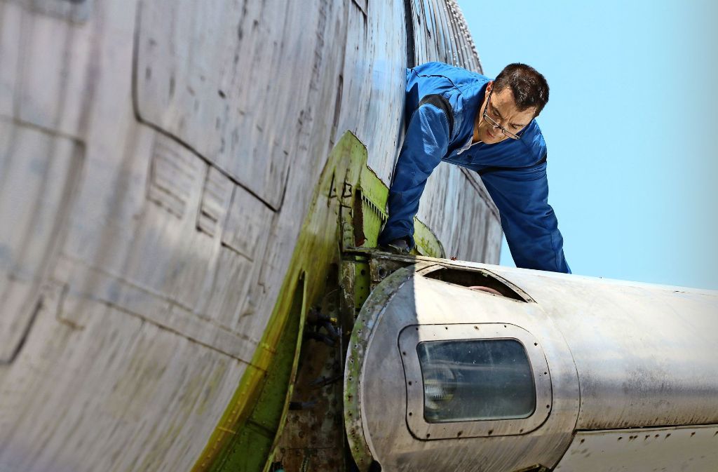 Deutsche Techniker der Lufthansa helfen dabei. Foto: AFP