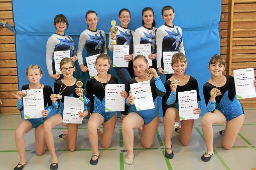 Stolz präsentieren die jungen Gymnastinnen des TV Truchtelfingen ihre Pokale, Medaillen und Urkunden. Foto: Klär Foto: Schwarzwälder-Bote
