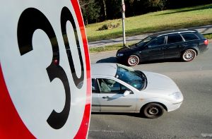 Auch auf Hauptverkehrsstraßen gilt immer öfter eine Geschwindigkeitsbegrenzung.  Foto: dpa