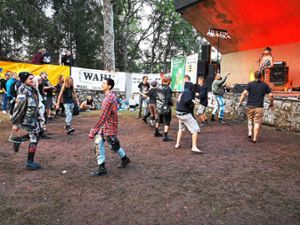 Beim Punkfstival  auf der Freilichtbühne  in Unterkirnach herrscht beste Stimmung. Foto: Schimkat