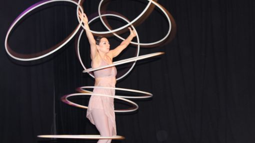 Iryna Koritsa zeigte dem Publikum, was  mit Hula-Hoop-Reifen alles möglich ist. Foto: Köncke