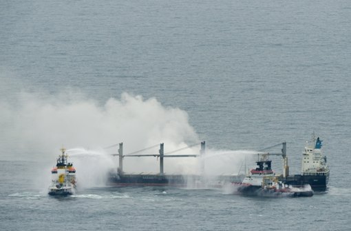 Der Notfall-Hochseeschlepper Nordic und das Mehrzweckschiff Neuwerk löschen den Brand auf dem Frachter Purple Beach. Foto: dpa