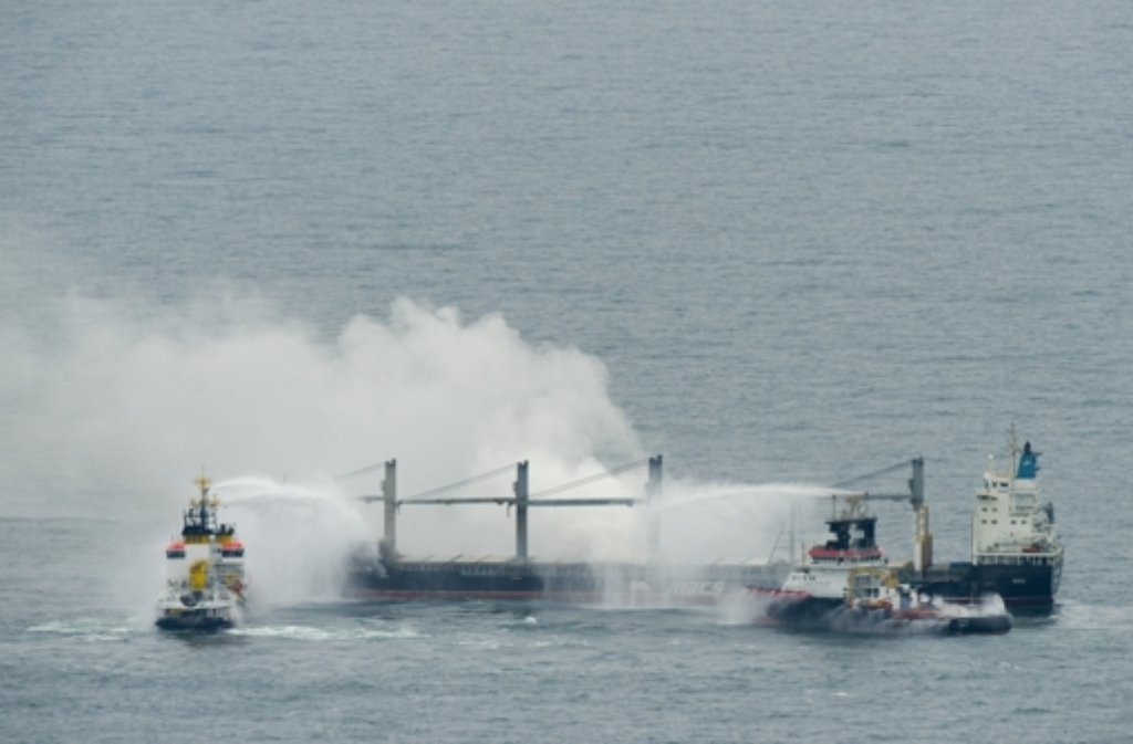 Der Notfall-Hochseeschlepper Nordic und das Mehrzweckschiff Neuwerk löschen den Brand auf dem Frachter Purple Beach.