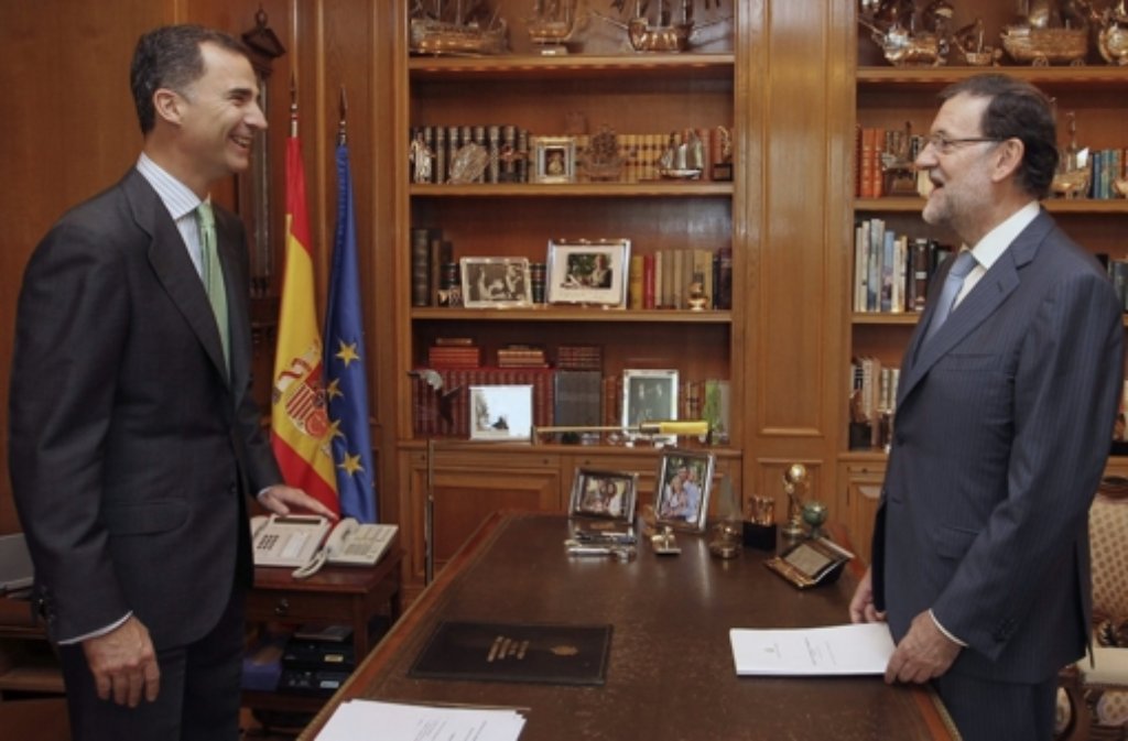 König Felipe VI. im Gespräch mit Ministerpräsident Mariano Rajoy.