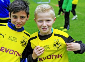 Zwei Teilnehmer an der BVB-Fußballschule freuten sich über ihre Trikots mit dem Namen des Dortmunder Fußballstars Neven Subotic. Der Spieler spielte einst beim TSV Schwarzenberg Foto: Kraushaar