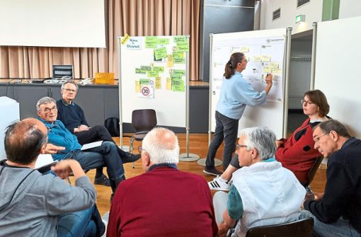 Zunächst gemeinsam und nachfolgend in vier Gruppen diskutierten die Teilnehmer des Workshops vielfältige Themen rund um Klimaschutz sowie Nachhaltigkeit. Foto: Tröger
