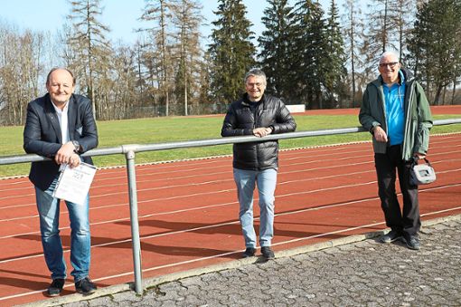 Sven Kieninger (links) und Manfred Herzner (rechts) vom Turnverein Villingen haben den FDP-Landtagskandidaten Frank Bonath auf dem derzeit verwaisten Hubenloch zu Gast. Foto: Heinig