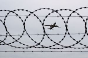 Das Flugzeug startete am Ende ohne die zwei waghalsigen Passagiere. (Symbolbild) Foto: dpa/Julian Stratenschulte