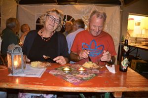 Hannelore und Siggi Walker genossen den gemütlichen Gartenabend bei Leberkäse und Kartoffelsalat.  Foto: Bausch Foto: Schwarzwälder Bote