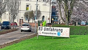 Kippenheim leidet unter der Verkehrslast der B 3 und  bringt das auch mit Plakaten im Ort deutlich zum Ausdruck.  Bürgermeister Matthias Gutbrod macht seine Bürgern jedoch Hoffnung, dass die  Umfahrung  auf einem guten Weg sei. Foto: Göpfert