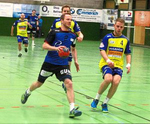 Andreas Eisenack (blaues Trikot, am Ball) erzielte im Heimspiel gegen die HK Ostdorf/Geislingen sechs Tore für die HSG Rottweil. Foto: Peiker