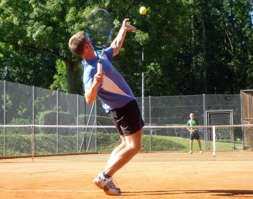 Tennis ist erlaubt. Hautnahe Duelle am Netz sind es jedoch nicht. Foto: pixabay Foto: Schwarzwälder Bote