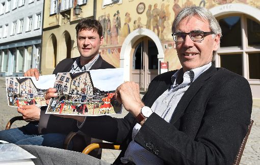 Der Marktplatz spielt eine Hauptrolle: Jürgen Wünsche (rechts) und Peter Rosenberger präsentieren das neue Konzept für die Turniere der Ritterspiele.  Foto: Hopp