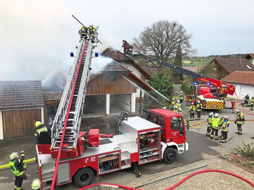 Feuerwehreinsatz in Rotfelden: Mehr als 25 Atemschutztrupps waren im Einsatz. Foto: Markus Fritsch