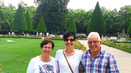 Ein Herz und eine Seele: Carmen Haberstroh (Mitte) mit ihren Eltern Martha und Bernhard in Würzburg, die natürlich am Sonntag mit ihrer Tochter mitfiebern werden. Foto: Privat