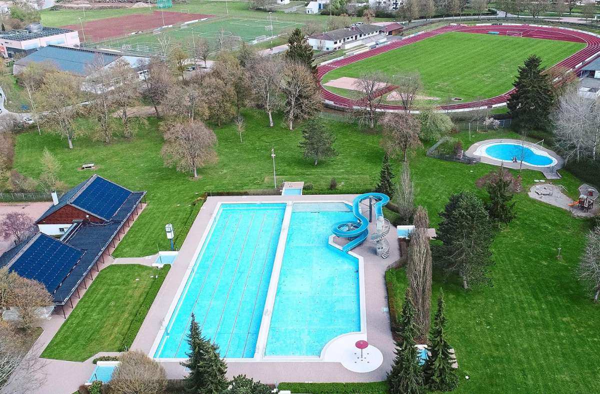 Das leere Parkschwimmbad im Mai 2021 aus der Luft fotografiert.