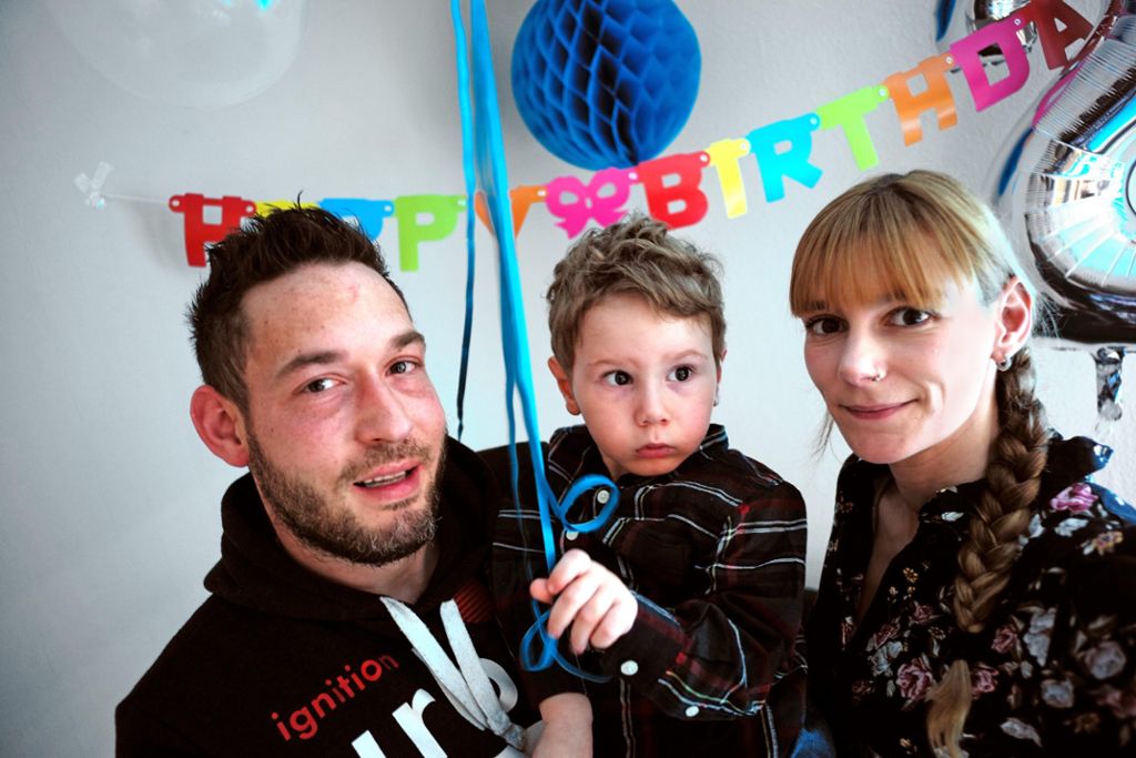 Das Geburtstagskind in der Mitte: Tiago wurde am Dienstag zwei Jahre alt. Seine Eltern Jens Hafner und Stephanie de Freitas hoffen darauf, dass er möglichst bald mit dem Gentherapeutikum Zolgensma behandelt wird. Foto: Maier