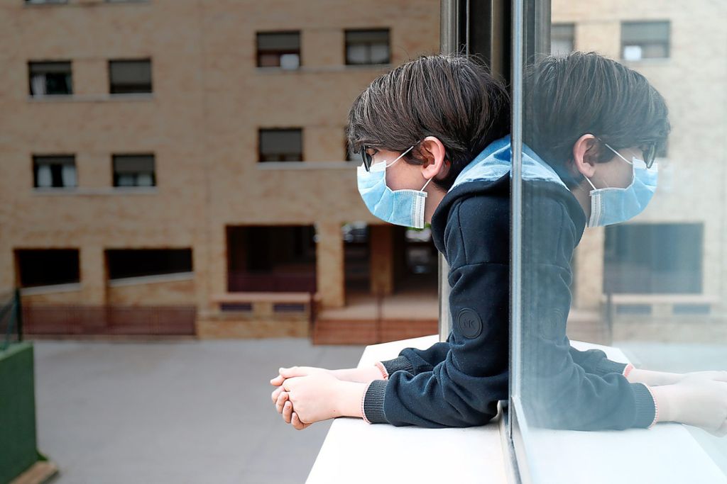 42 Tage lang blieb den Kindern in Spanien nur der Blick aus dem Fenster, um Frischluft zu bekommen. (Symbolfoto) Foto: Barroso