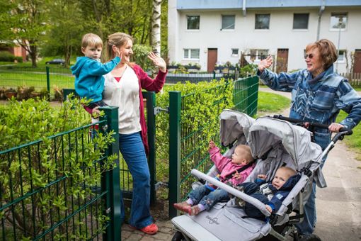 Freundliches Miteinander: Ehrenamtliche helfen jungen Familie und gehen mit den Babys spazieren.Foto: Fabian Foto: Schwarzwälder Bote