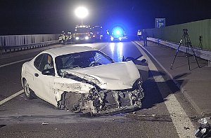 Bei einem Unfall auf einer Autobahnbrücke bei Ehningen ist ein Autofahrer in der Nacht zum Mittwoch in die Tiefe gestürzt. Der 38-Jährige war sofort tot.  Foto: 7aktuell.de