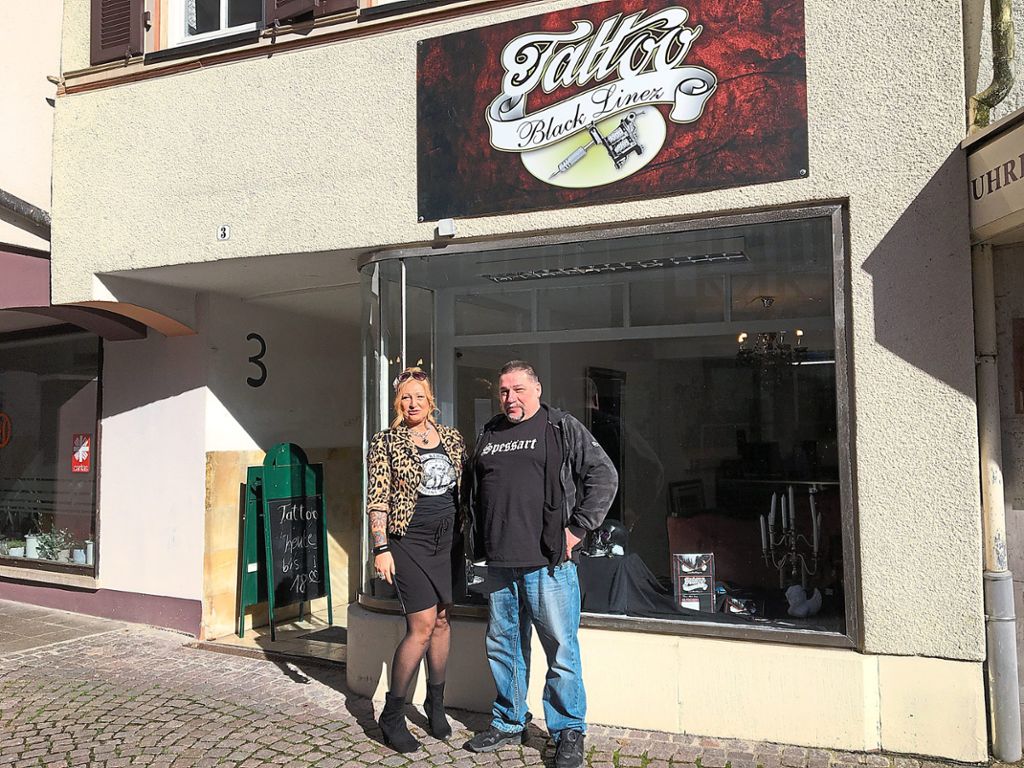 Hans Jörg Messinger und seine Frau Carmen Eckert betreiben seit Kurzem ein Tattoo-Studio.  Foto: Herfurth