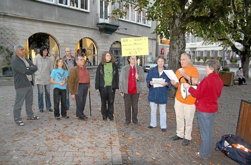 Nein zu Stuttgart 21 steht auf dem Plakat einer Demo-Teilnehmerin auf dem Sulzer Marktplatz.  Foto: Steinmetz Foto: Schwarzwälder-Bote