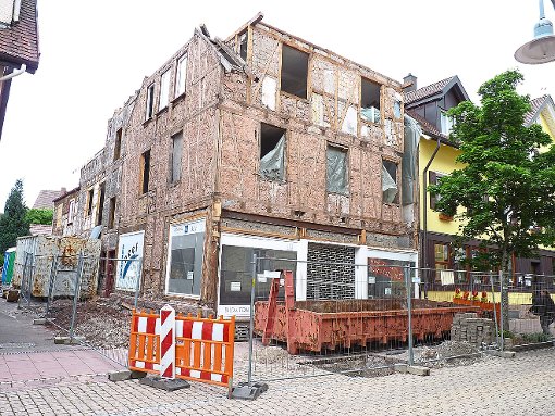 Bald wird vom Haus neben dem Hotel Adler nichts mehr übrig sein. Dann wird  in der Forststraße ein Neubau zur Vergrößerung des Hotel erstellt.  Foto: Breitenreuter Foto: Schwarzwälder-Bote