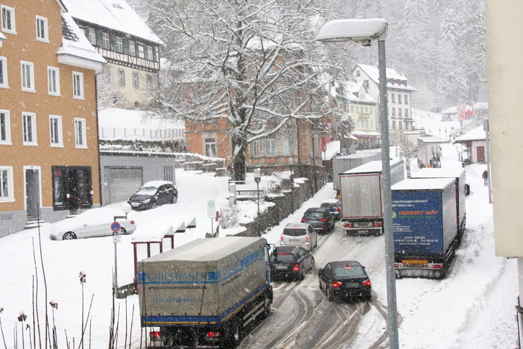 Nichts geht mehr: Auf schneeglatter Straße beim Boulevard verursachen hängende Lastwagen ein Chaos.
