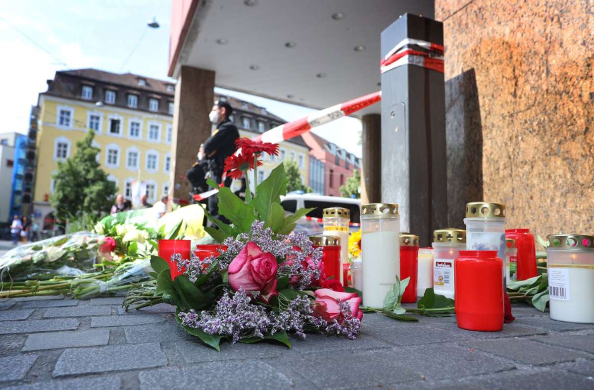Am Tatort haben die Menschen Blumen und Kerzen für die Opfer aufgestellt. Foto: dpa/Karl-Josef Hildenbrand