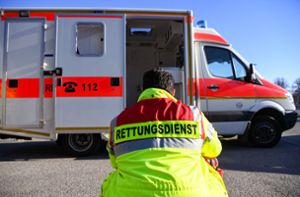 Der Rettungsdienst brachte die Verletzte ins Krankenhaus. (Symbolfoto) Foto: dpa-Zentralbild/dpa/Jens Kalaene