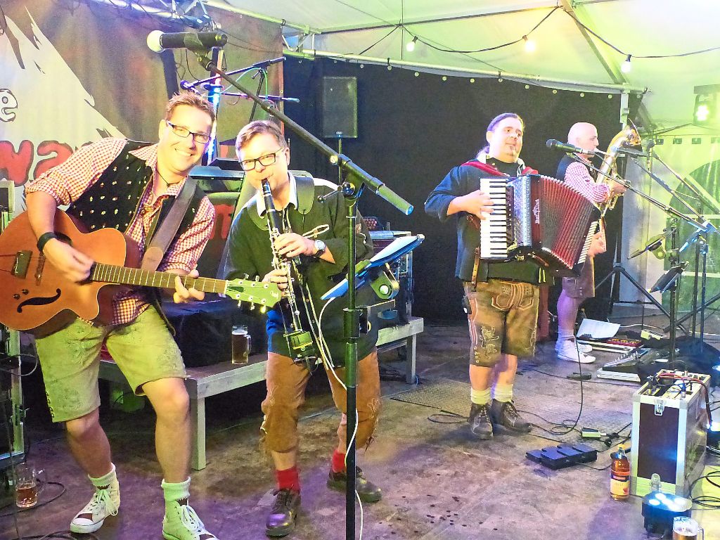 Begeisternde Partymusik liefern die Schwarzwald Buam aus Freudenstadt. Mit Pfiff, Stimmung und Humor gestalten sie das Samstagabend-Programm. Foto: Schwarzwälder-Bote