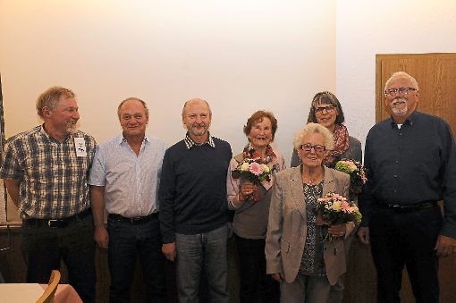 Von links: Horst Füchter, Gerhard Lägeler, Manfred Flaig, Rita King, Erika Rink und Elfie Flaig wurden von Hans-Peter Himmelsbach geehrt. Foto: Ziechaus Foto: Schwarzwälder-Bote