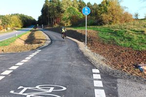 Der Asphalt ist noch ganz neu: Der Geh- und Radweg nach Dietersweiler ist weitgehend fertig.  Foto: Breitenreuter Foto: Schwarzwälder Bote