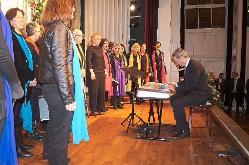 Von einer ungewohnten Seite zeigte sich EU-Kommissar Günther Oettinger, als er den Schömberger Chor The Voices am Klavier begleitete. Foto: Krokauer