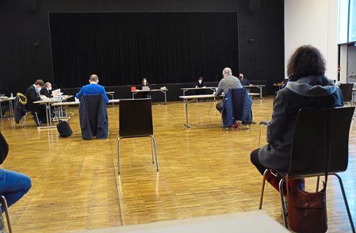 Die Zehnte Kammer des Verwaltungsgerichts unter Vorsitz von Richterin Fischer (Mitte) tagt in der Sigmaringer Stadthalle. Foto: Visel