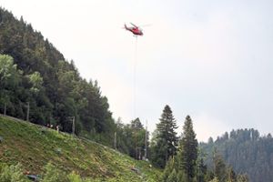 Ein an den Gleisen der Schwarzwaldbahn schwebender Hubschrauber hat in den vergangenen Tagen für Aufsehen in Gremmelsbach gesorgt.  Foto: Gerd Kienzler