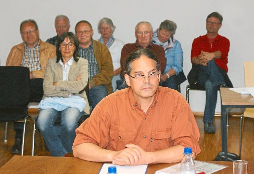 Thomas Kring vom Landratsamt Schwarzwald-Baar erläutert die Pläne zum geplanten Naturschutzgroßprojekt Baar und die Einbindung Grüningens.  Foto: Limberger Foto: Schwarzwälder-Bote