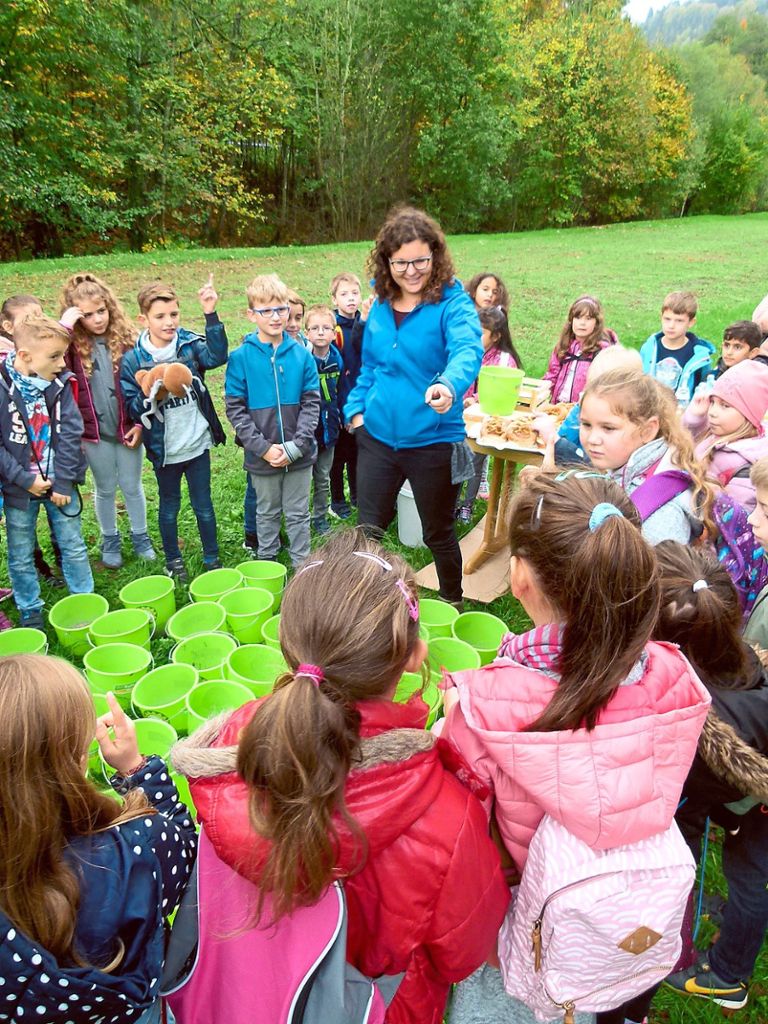 Naturpark-Projektmanagerin Lilli Wahli gibt den Kindern der Schlossbergschule Neuenbürg Tipps, wie sie die Wildblumensamen am besten aussäen. Fotos: Kuhlmann Foto: Schwarzwälder Bote