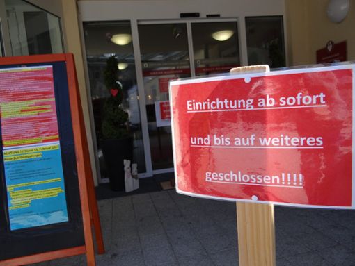 Ein Schild im Eingangsbereich des Gottlob-Freithaler-Hauses weist auf die Schließung der Einrichtung „bis auf Weiteres“ hin. Foto: Sozialgemeinschaft Schiltach/Schenkenzell