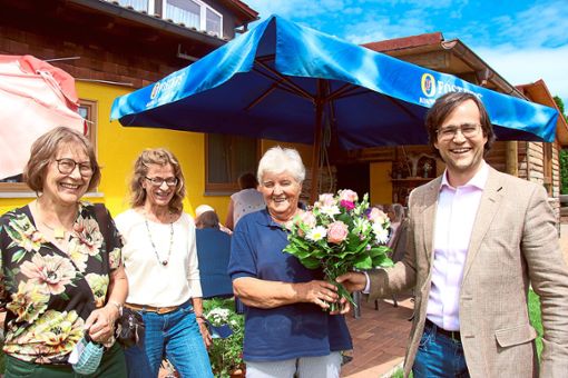 Verteilten und    empfingen Glückwünsche (von links): Astrid Korbel, Britta Schwarte-Straube, die Jubilarin Ingeborg Carle und    Mario Gotterbarm.Foto: VHS Foto: Schwarzwälder Bote