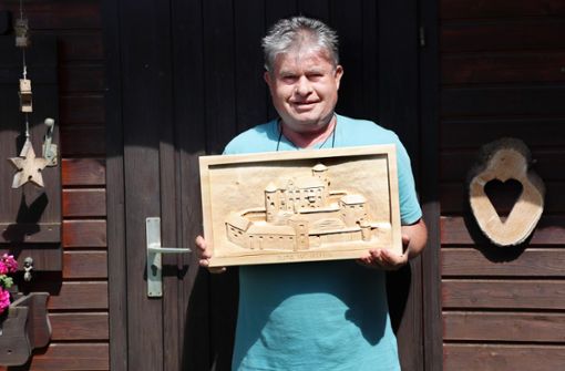 Stolz präsentiert Hobbyschnitzer Gebhard Rebmann seinen Holzstich von der Fischinger Burg „Wehrstein“ Foto: Schwind