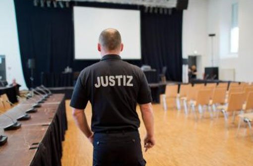 Ein Justizbeamter steht in der zum Gerichtssaal umfunktionierten Ritterakademie in Lüneburg. In der nächsten Woche könnte das Urteil fallen. Foto: dpa