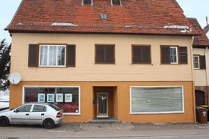 Für die Neugestaltung der Ortsmitte wird das frühere Geschäftshaus Elektro-Kalmbach in Simmersfeld, Altensteiger Straße 5, abgerissen. Foto: Köncke Foto: Schwarzwälder Bote