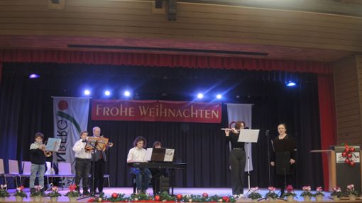 Ein Ensemble der Musikschule mit Stadtmusikdirektor Klaus Dietrich (dritter von links)  und Leiterin Kathrin Krichel Foto: Kern