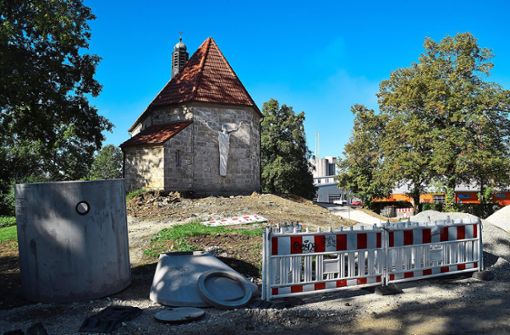Großbaustelle rund um die Friedhofskapelle in Dotternhausen: Sie wird künftig barrierefrei über einen neuen Weg erreichbar sein. Foto: Visel