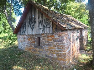 Am Welschen Häusle bei Heumaden haben Graffiti-Sprayer schon wieder zugeschlagen. Foto: Hölle