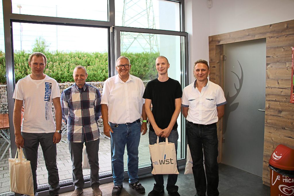 Für 15-jährige Treue zur Firma werden ausgezeichnet: Alexander Schwab (von links), Viktor Braun, Geschäftsführer Georg Willmann, Maxim Lampel und Viktor Stepicev. Fotos: Bächle