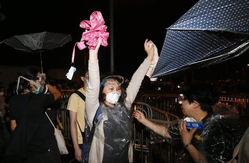 Heftiger Zusammenstoß zwischen Polizei und Demonstranten: In Hongkong setzen die Ordnungskräfte Tränengas ein. Foto: dpa