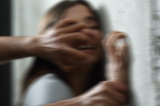 Die POlizei ermittelt wegen sexueller Nötigung gegen drei Männer. (Symbolbild) Foto: Antonioguillem-stock.adobe.com